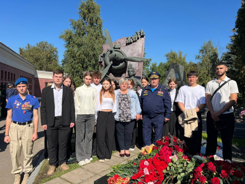 Участие в мероприятии, посвященном летчику-космонавту Г. Титову, проходившем на Новодевичьем кладбище