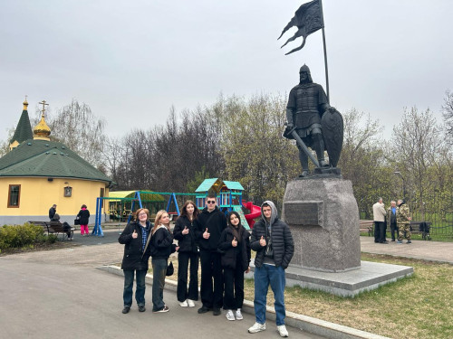 Обучающиеся АНО ПО «Университетский колледж» приняли участие в Патриотической акции возложения цветов к памятнику Александра Невского